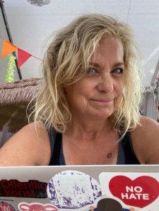 Elza sitter och skriver på altanen hemma i Umeå.