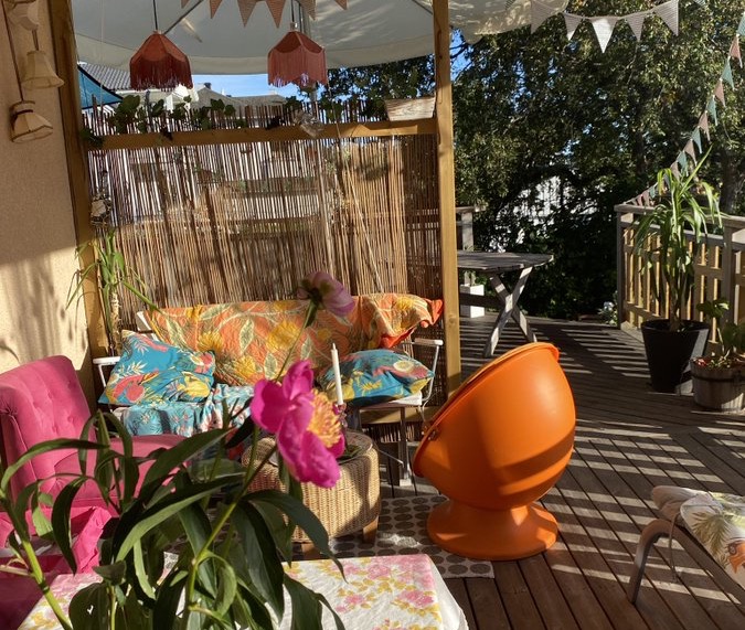 En färgglad och solig bild av en del av vår altan, för att alla ska tycka extra synd om mig som fick covid mitt i sommaren.